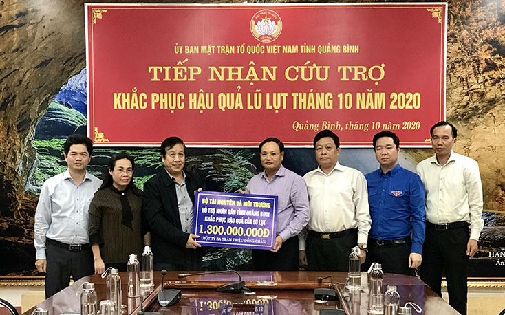 Tiếp nhận và phân bổ hàng hóa cứu trợ đồng bào vùng lũ