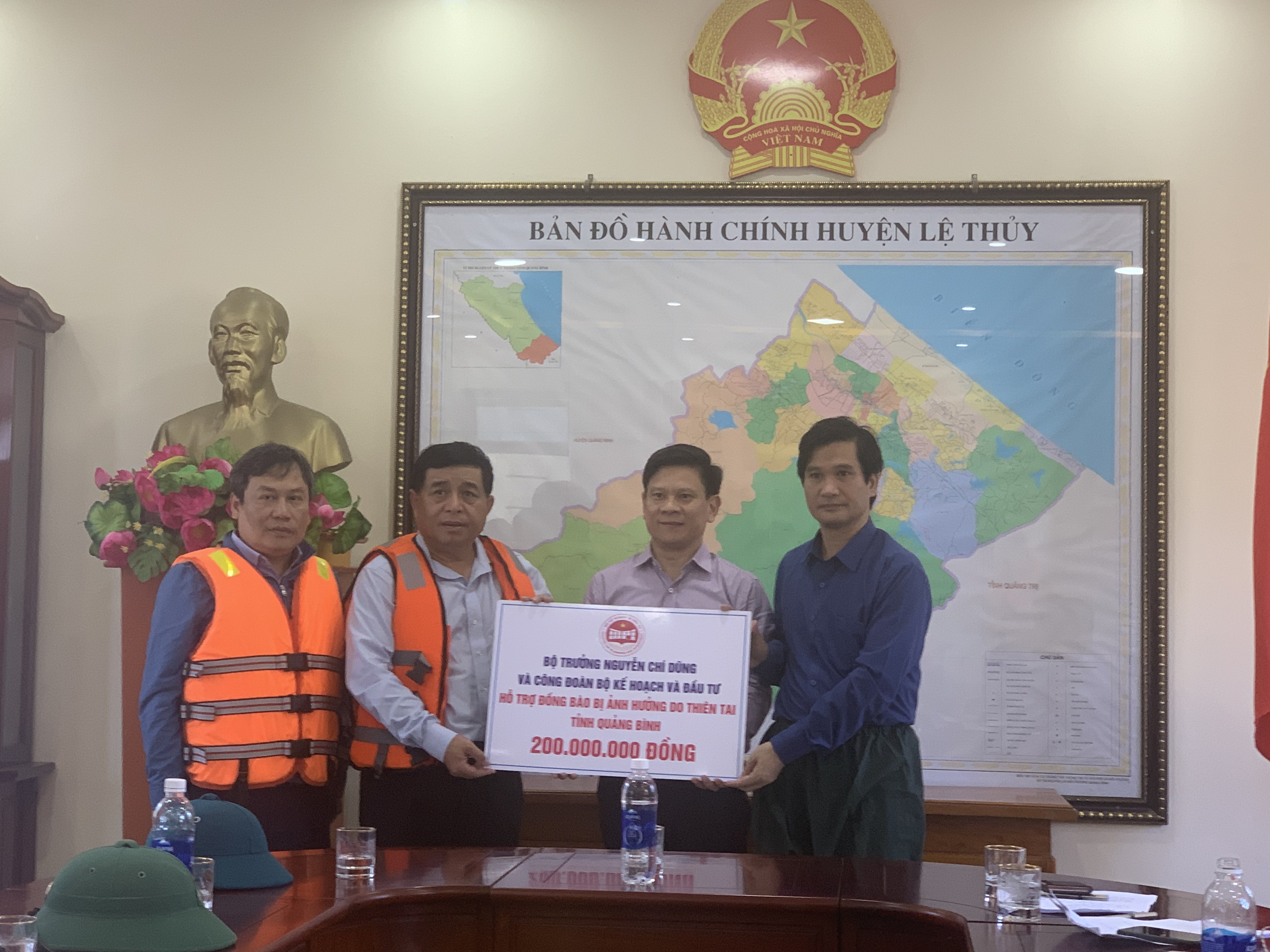 Bộ trưởng Bộ Kế hoạch và Đầu tư kiểm tra công tác khắc phục hậu quả mưa lũ tại huyện Lệ Thủy
