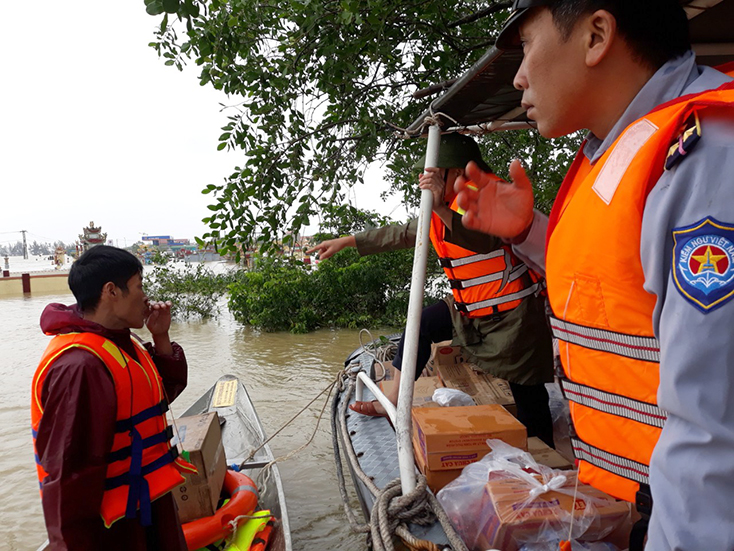 Kiểm ngư Quảng Bình cứu nạn thuyền cứu trợ bị chìm