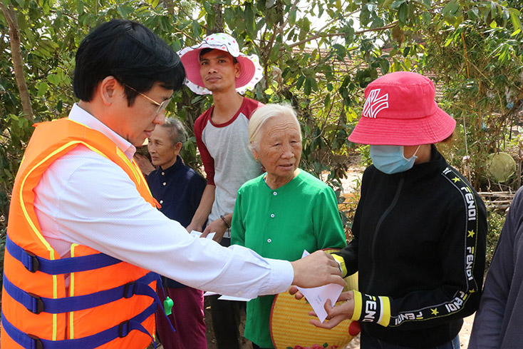 Sẻ chia khó khăn cùng người dân vùng lũ