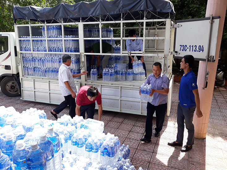 Kịp thời cung ứng hàng hóa cho người dân vùng lũ lụt