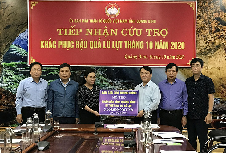 Phó Chủ tịch, Tổng thư ký  UBTW MTTQVN Hầu A Lềnh thăm, làm việc với Quảng Bình
