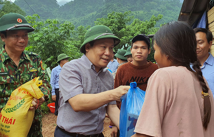 Ấm áp nghĩa đồng bào trong gian khó
