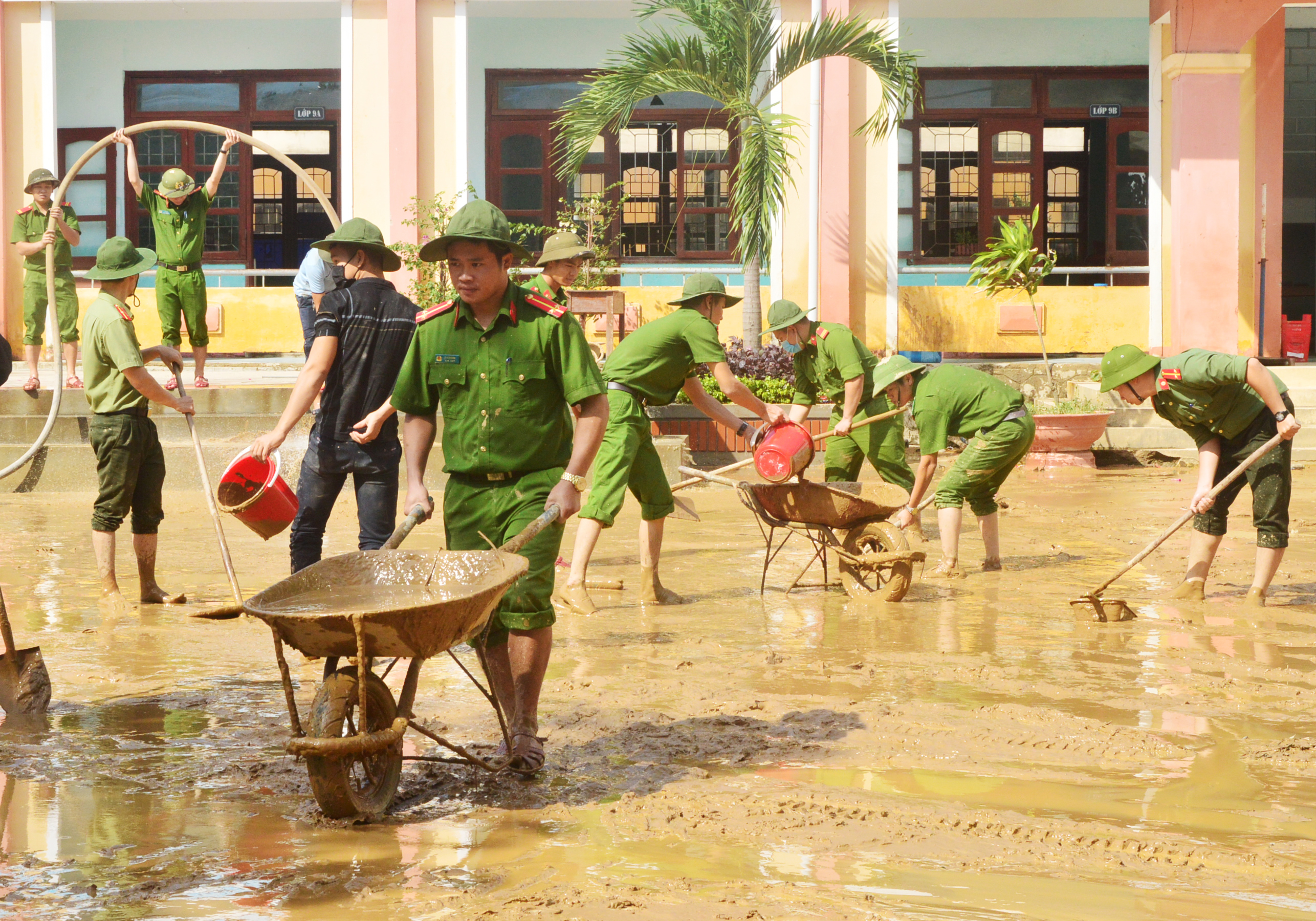 Các trường học hối hả dọn lũ