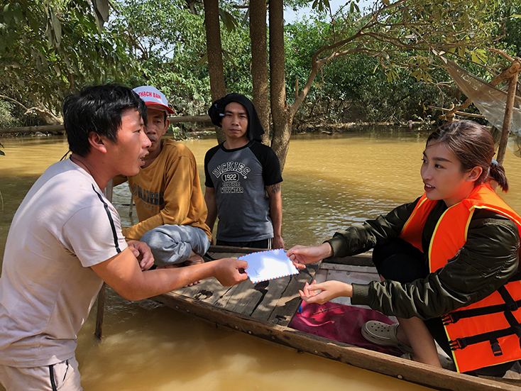 Sẻ chia cùng người dân vùng lũ