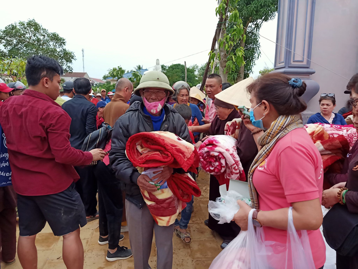 Phu nhân nguyên Chủ tịch nước Trương Tấn Sang trao quà cho người dân vùng lũ