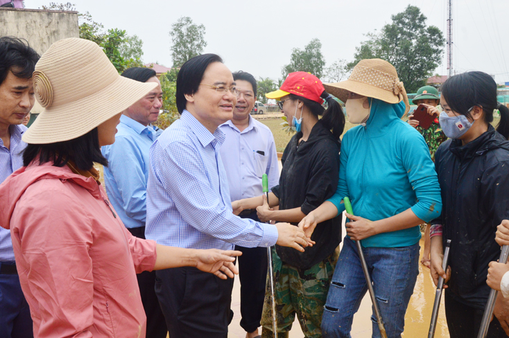 Bộ trưởng Bộ Giáo dục và Đào tạo đến thăm, động viên thầy trò vùng lũ Quảng Bình