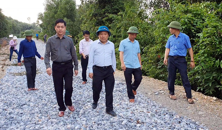 Đồng chí Bí thư Tỉnh ủy kiểm tra công tác khắc phục hậu quả mưa lũ tại huyện Tuyên Hóa