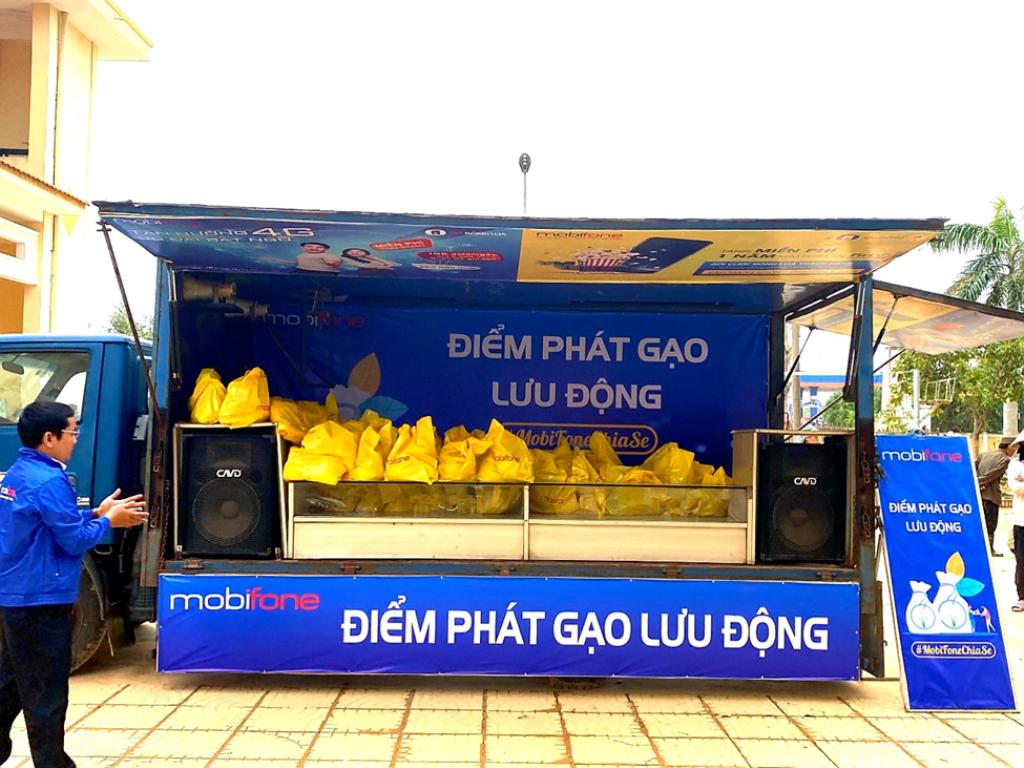 Mobifone bừng sáng trong vùng lũ