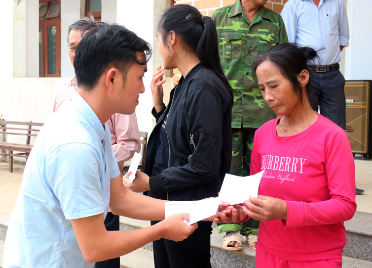 Trao 60 suất quà, chia sẻ khó khăn người dân vùng lũ Tuyên Hóa