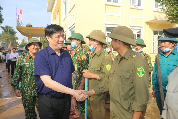Quyền Bộ trưởng Bộ Y tế Nguyễn Thanh Long kiểm tra công tác khám chữa bệnh sau lũ