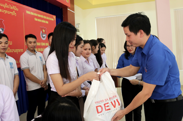 Trao tặng 100 suất quà cho sinh viên Lào có hoàn cảnh khó khăn