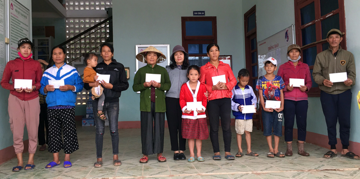 Trao hỗ trợ cho người dân vùng ngập lụt