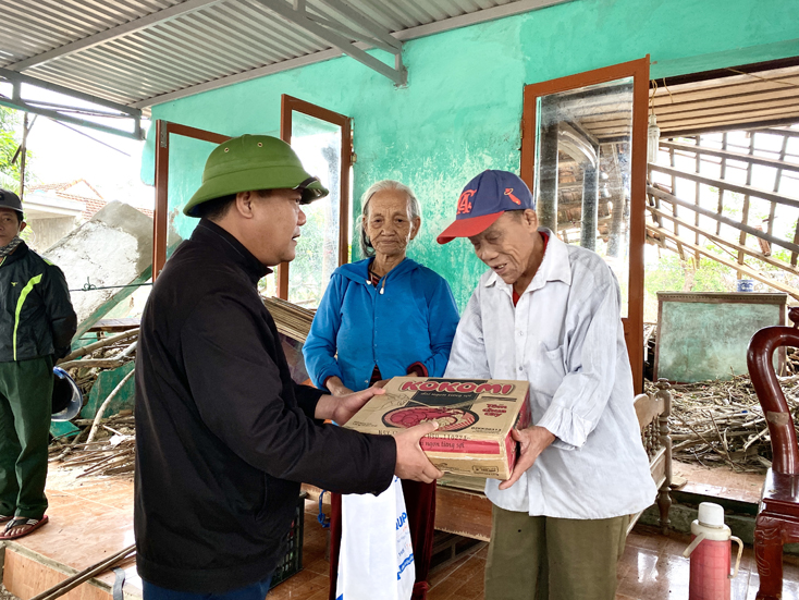Đồng chí Phó Chủ tịch UBND tỉnh Trần Phong thăm, động viên người dân khắc phục hậu quả mưa lũ