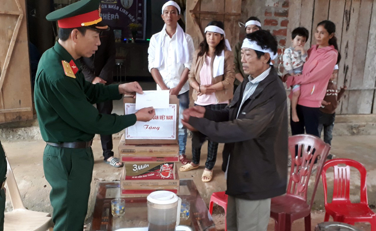 Bố Trạch: Thăm các gia đình có người thân bị tử nạn trong rừng
