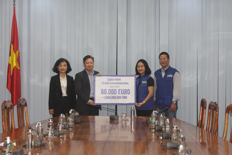 Tổ chức Plan International trao gói hỗ trợ trị giá 60.000 Euro cho vùng lũ Quảng Bình