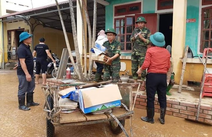 Lệ Thủy: Thăm và tặng quà cho các đơn vị hỗ trợ khắc phục hậu quả lũ lụt
