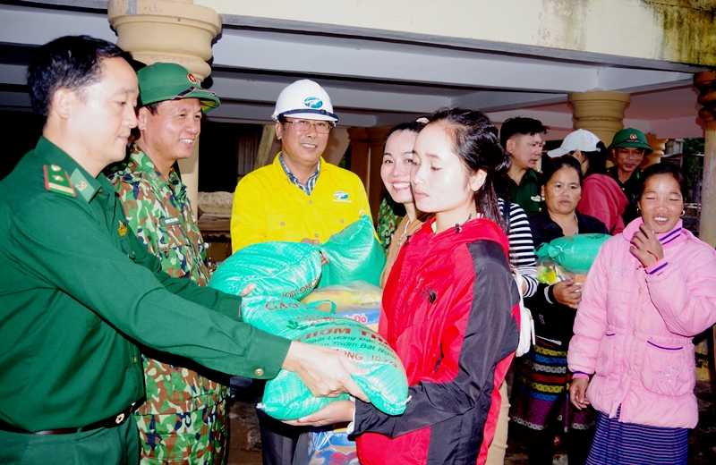 Hỗ trợ người dân vùng lũ