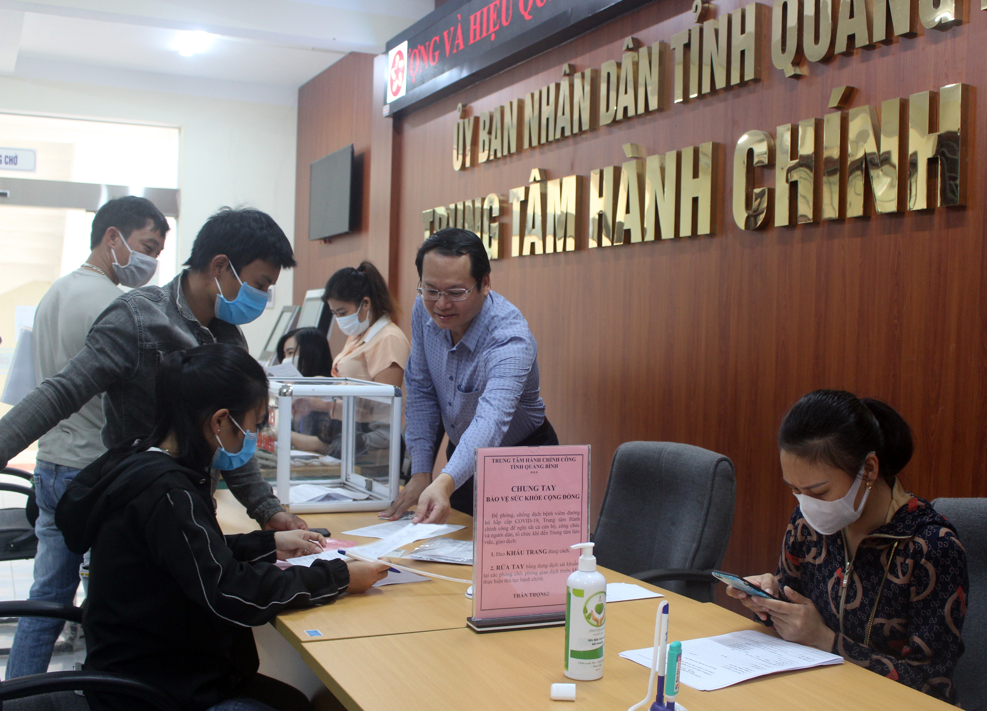 Xây dựng một nền hành chính phục vụ chuyên nghiệp