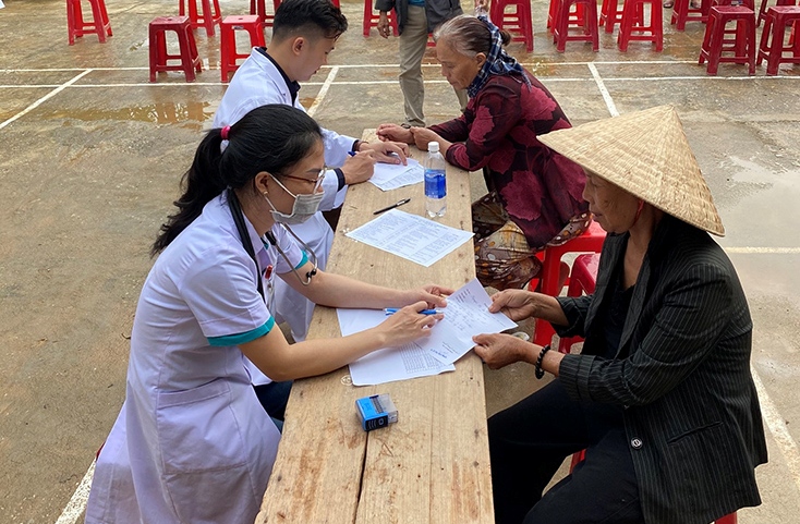 Hỗ trợ người dân vùng lũ vượt qua khó khăn