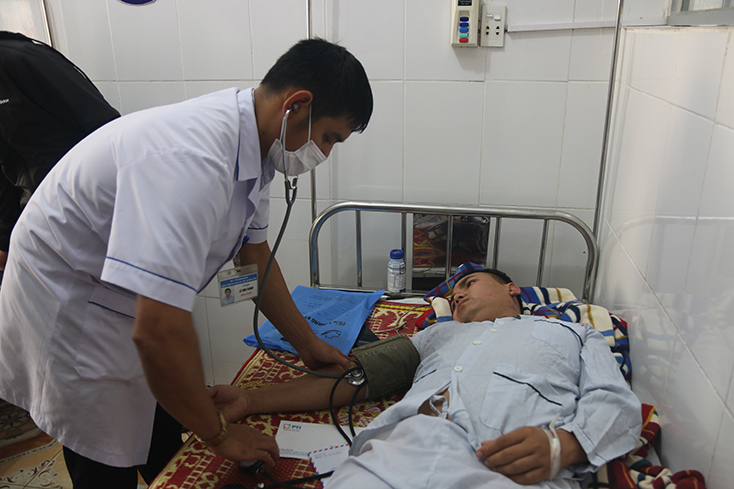 Cấp cứu, điều trị miễn phí cho trường hợp bị tai nạn trên đường đi cứu trợ đồng bào miền Trung