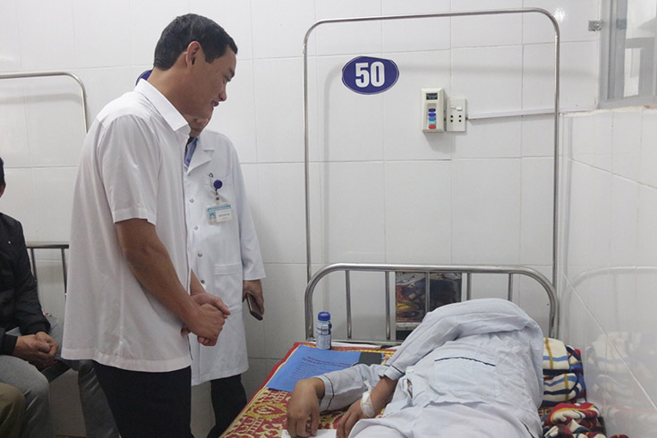 Thăm hỏi, động viên tài xế chở hàng cứu trợ bị tai nạn