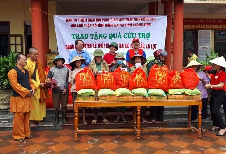 Trao quà cho người dân vùng lũ