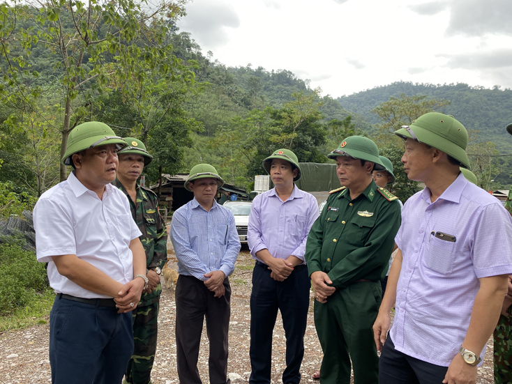 Đồng chí Phó Chủ tịch UBND tỉnh Trần Phong kiểm tra công tác di dời dân phòng, chống sạt lở đất tại huyện Minh Hóa