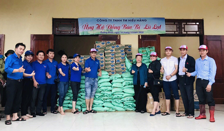 Chia sẻ khó khăn cùng người dân vùng lũ