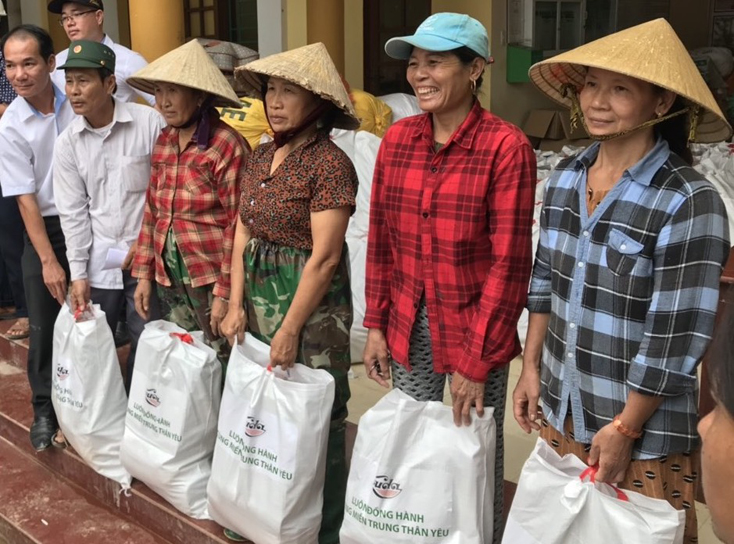 Tình người ấm áp giữa bão lũ miền Trung