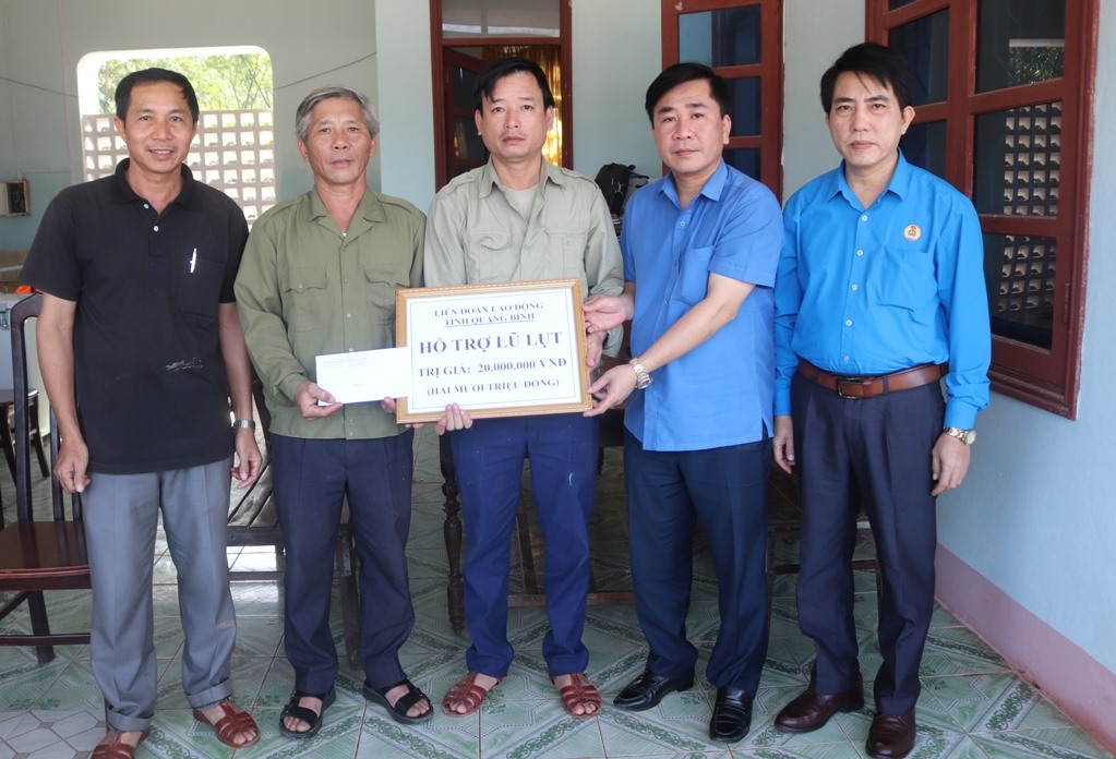 Sẻ chia với người dân vùng lũ