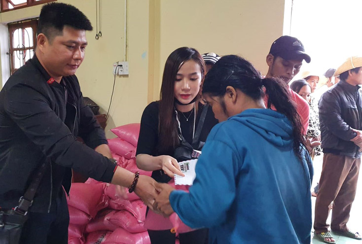 Chia sẻ cùng người dân vùng lũ