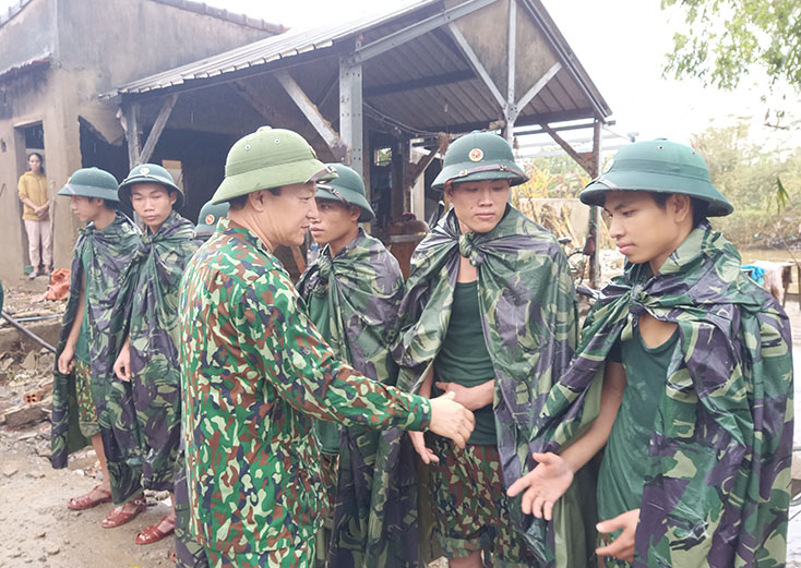 Động viên các đơn vị bộ đội địa phương giúp dân khắc phục hậu quả lũ lụt