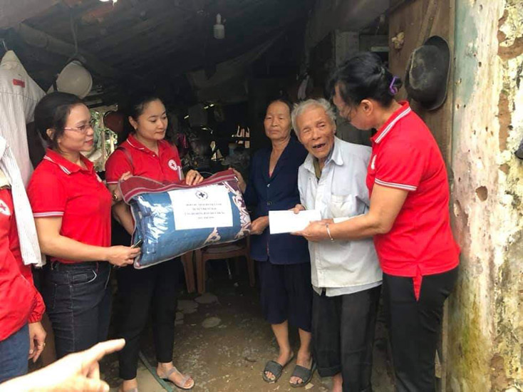 Đồng hành cùng người dân vùng lũ