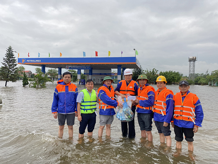 Petrolimex: Đồng hành cùng người dân vùng lũ