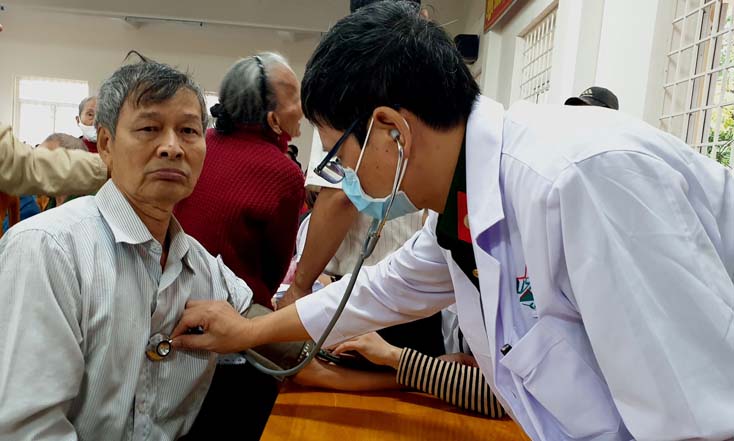 Khám bệnh và cấp phát thuốc miễn phí cho người dân vùng lũ Quảng Bình