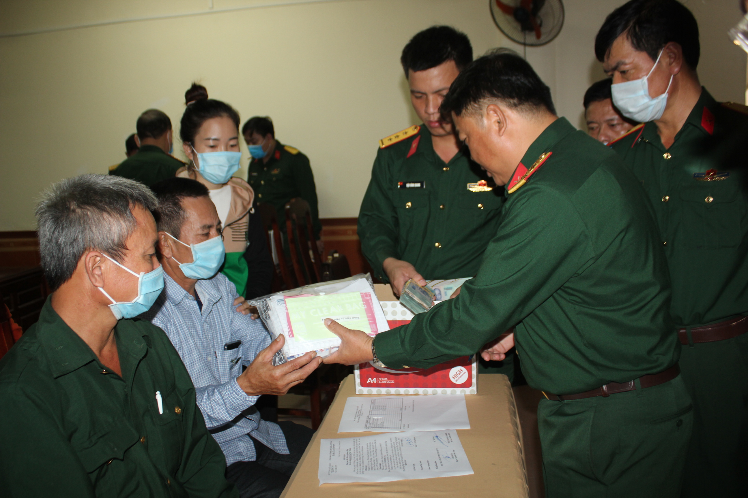 Hướng dẫn và tiếp nhận hồ sơ vợ, con liệt sỹ hy sinh khi làm nhiệm vụ cứu hộ, cứu nạn
