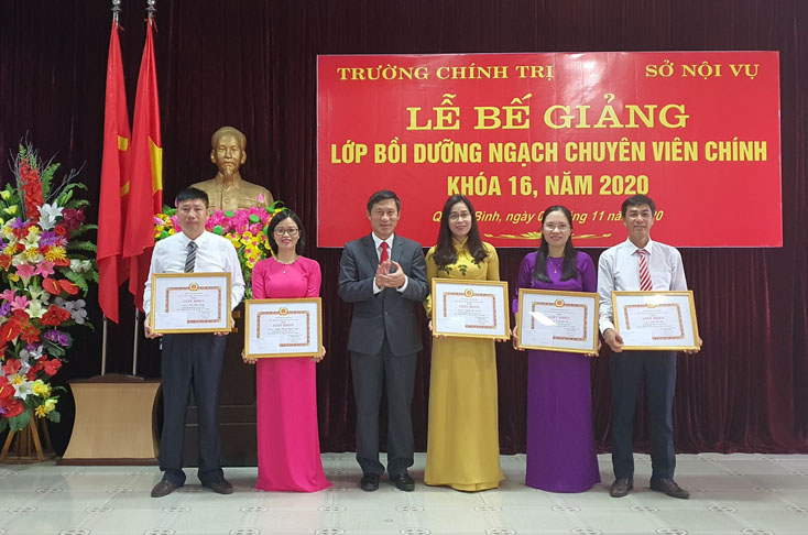 Bế giảng lớp bồi dưỡng ngạch chuyên viên chính khóa 16