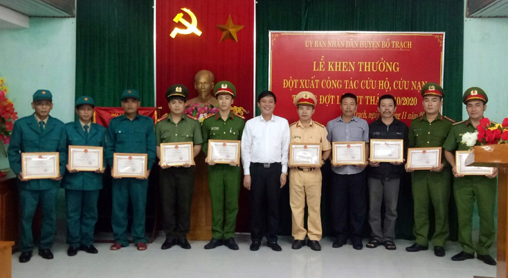 Bố Trạch: Khen thưởng đột xuất công tác cứu hộ, cứu nạn