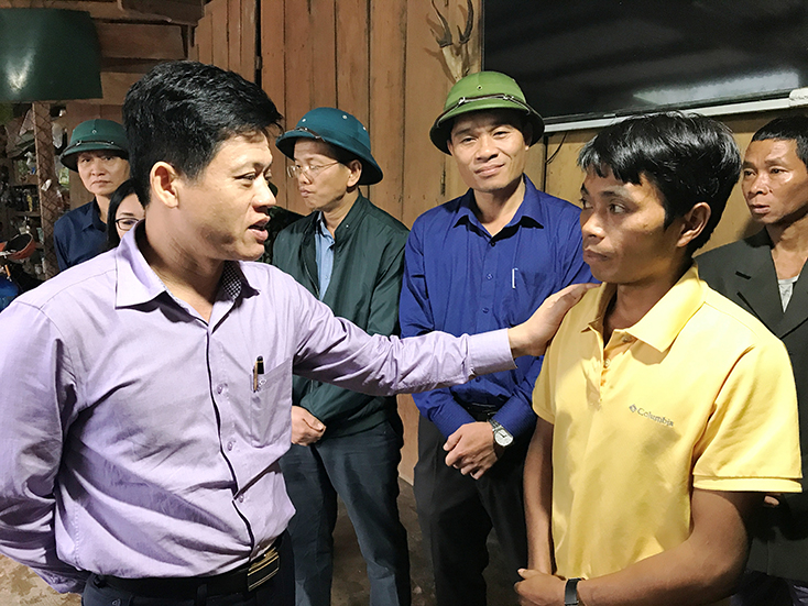 Đồng chí Trưởng Ban Dân vận Tỉnh ủy kiểm tra công tác khắc phục sạt lở đất và nắm bắt đời sống đồng bào dân tộc ở xã Dân Hoá