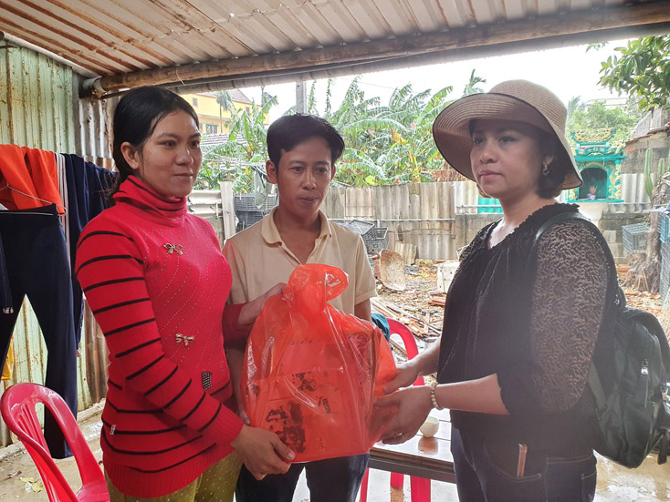 Trao 140 suất quà cho người dân vùng lũ huyện Lệ Thủy