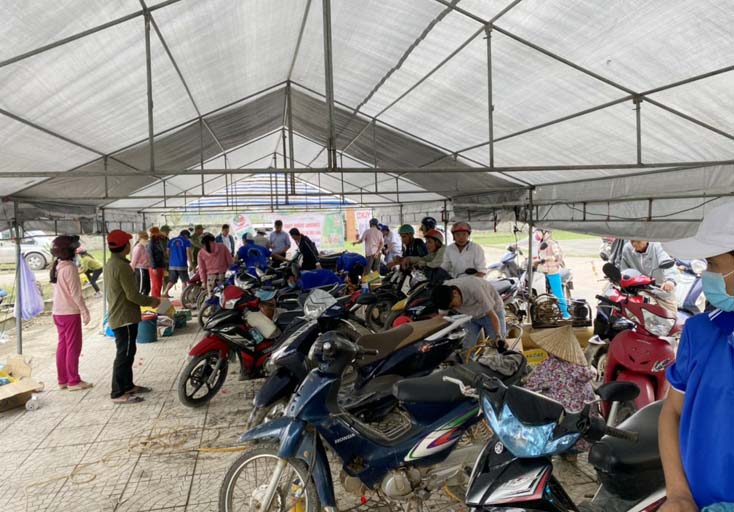 Miễn phí sửa chữa xe gắn máy bị ngập nước cho người dân vùng lũ
