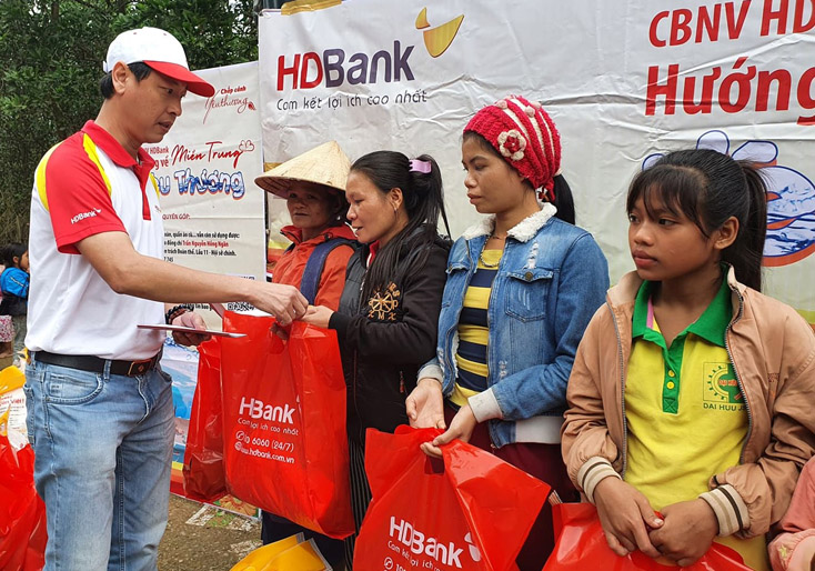 Trao quà hỗ trợ cho bà con xã Dân Hóa