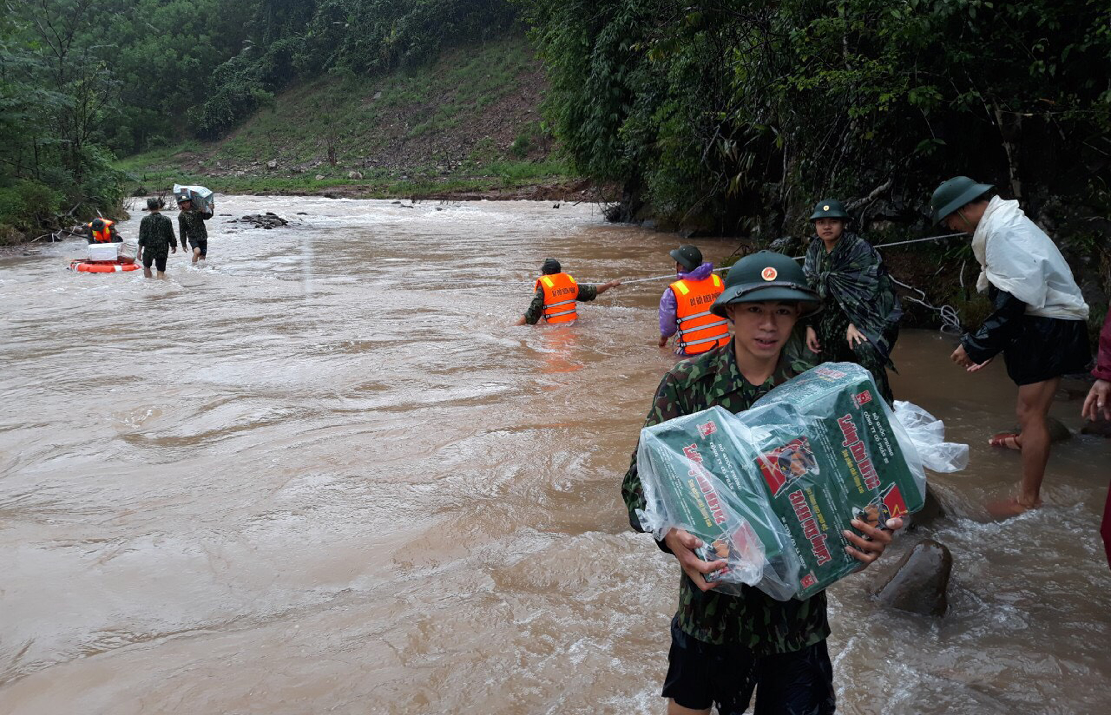 "Các anh về mái ấm nhà vui…"