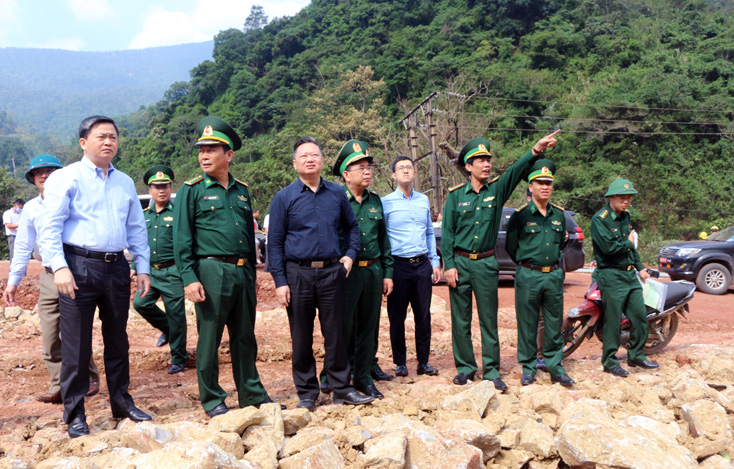 Bộ Tư lệnh Bộ đội Biên phòng thăm, tặng quà cán bộ, chiến sỹ và nhân dân địa bàn biên giới Minh Hóa