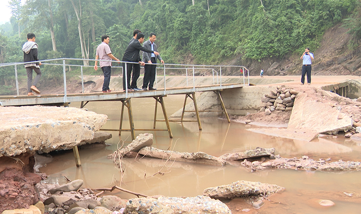 Bố Trạch: Kiểm tra tình hình khắc phục hậu quả lũ lụt tại 2 xã Tân Trạch và Thượng Trạch