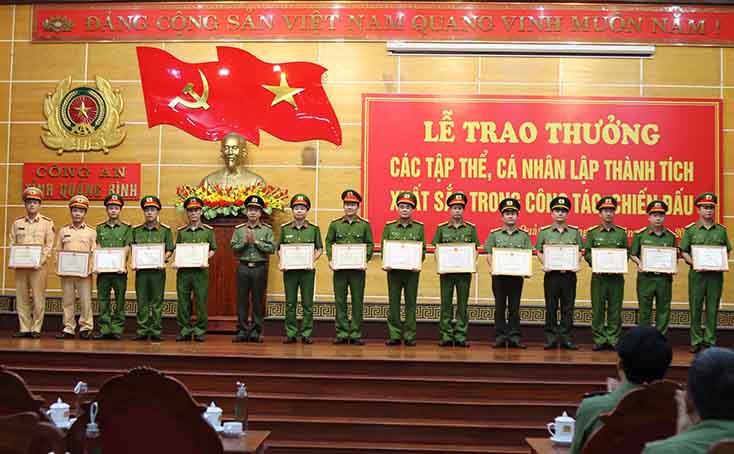 Công an Quảng Bình: Khen thưởng các tập thể cá nhân có thành tích xuất sắc trong công tác, chiến đấu