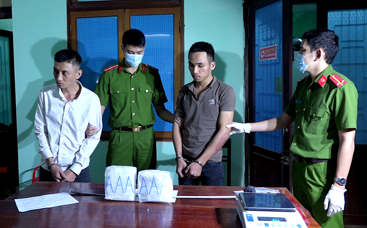 Vận chuyển 2kg ma túy đá qua địa bàn bằng xe taxi