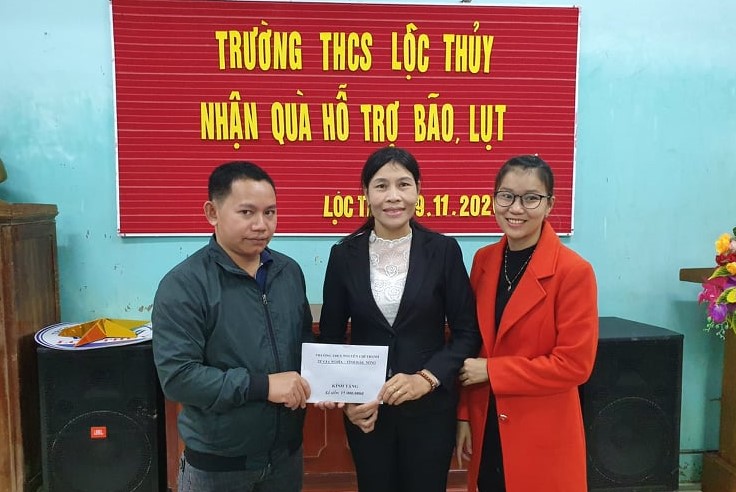 Trao quà hỗ trợ Trường THCS Lộc Thủy khắc phục hậu quả lũ lụt