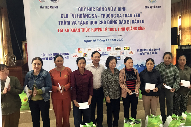 Nguyên Phó Chủ tịch nước Trương Mỹ Hoa tặng quà cho người dân vùng lũ